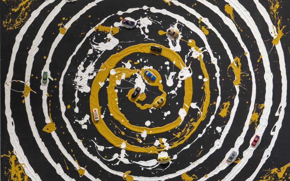© Armand Vaillancourt / SOCAN (2021). Course infernale (détail) 1998. Acrylique sur toile et petites voitures. 173 x 173 cm. Collection Alexis Vaillancourt. Photo © Domrob