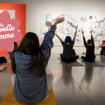 Yoga en salle d'exposition