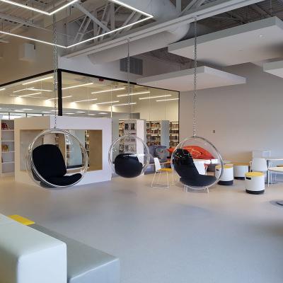 Intérieur du Créalab et chaises en forme de bulle.