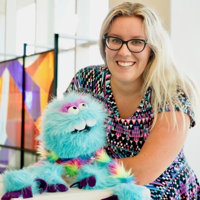 Kristelle et sa marionnette Monsieur Pouet-Pouet