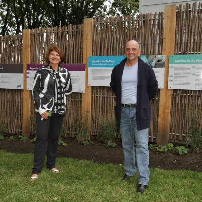 Chantal Deschamps, mairesse de la Ville de Repentigny, et François Longpré, président de l’Atelier d’histoire de Repentigny et instigateur du projet du parc Agathe-De St-Père.